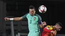 Bek Portugal, Pepe, duel udara dengan Gelandang Andorra, Marcio Vieira, pada laga kualifikasi Piala Dunia 2018 di Stadion Municipal, Sabtu (7/10/2017). Portugal menang 2-0 atas Andorra. (AFP/Pascal Pavani)