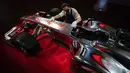 Staf memoles mobil McLaren MP4-25A Mercedes yang dikendarai Lewis Hamilton pada GP Turki 2010, di Sotheby London, Selasa (18/5/2021). Mobil yang pernah membawa Hamilton menjadi juara dunia pada 2010 itu diperkirakan akan laku sekitar Rp 71,5 miliar hingga Rp 100 miliar. (AP Photo/Alberto Pezzali)