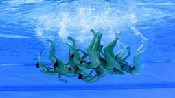 Tim renang artistik China menampilkan gerakan dalam final nomor technical routine Asian Games 2018 di Aquatic Center, Gelora Bung Karno (GBK), Jakarta, Rabu (29/8). (ANTARA FOTO/INASGOC/Simon Lodge/sgd/Spt/18)
