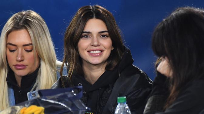 Model Kendall Jenner tersenyum selama paruh kedua pertandingan Los Angeles Rams dan Baltimore Ravens di Los Angeles Memorial Coliseum di Los Angeles, California (25/11/2019). Kendall Jenner tampil cantik mengenakan jaket hitam. (Jayne Kamin-Oncea/Getty Images/AFP)