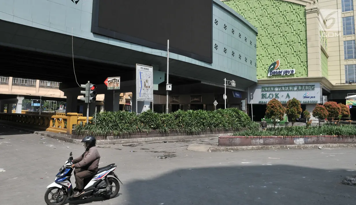 Pengendara sepeda motor melintas di depan pasar Blok A Tanah Abang, Jakarta, Rabu (22/5/2019). Tak ada aktivitas perdagangan pagi ini di Pasar Tanah Abang , menyusul aksi 22 Mei 2019. (merdeka.com/Iqbal S Nugroho)