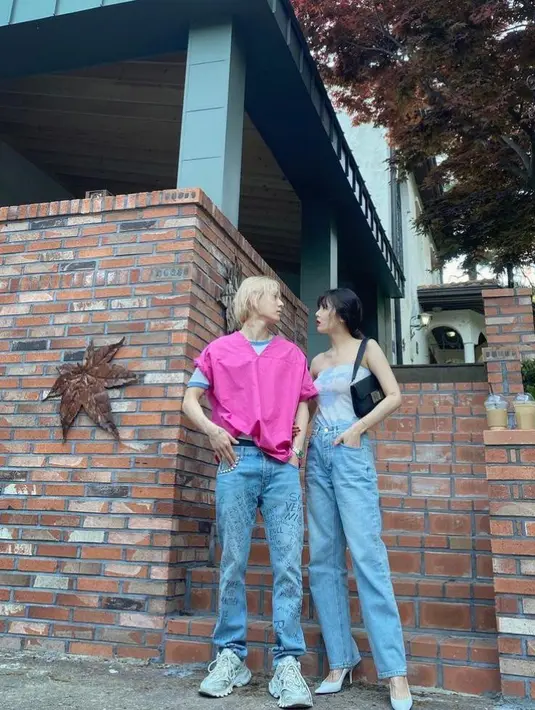 Bisa jadi inspirasi OOTD couple yang stylish, padukan celana jeans dengan strapless top. Sementara untuk pria, kamu bisa memadukan t-shirt dengan vest warna vibrant agar lebih chic. (Instagram/hyojong_1994).