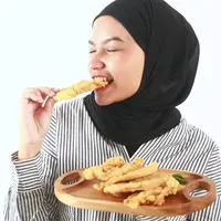 Memakan gorengan saat berbuka/copyright fimela.com/Adrian Putra