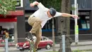 Seorang pria bermain papan luncur atau skateboard di sebuah taman olahraga jalanan di Wina, Austria, Rabu (8/7/2020). Sejumlah orang di Wina pergi ke taman olahraga jalanan untuk melakukan olahraga luar ruangan setelah pembatasan COVID-19 dicabut. (Xinhua/Georges Schneider)