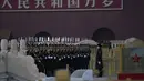 Anggota pengawal kehormatan China berbaris selama upacara penurunan bendera di Lapangan Tiananmen di Beijing (18/1/2022). China telah mengunci sebagian distrik Haidian Beijing menyusul deteksi tiga kasus, hanya beberapa minggu sebelum menjadi tuan rumah Olimpiade Musim Dingin. (AP Photo/Ng Han Guan)