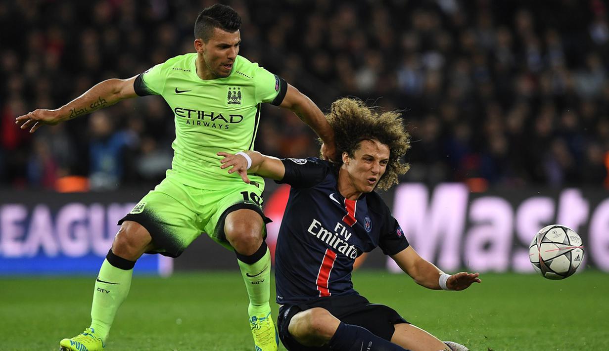 Striker Manchester City, Sergio Aguero (kiri), berebut bola dengan pemain PSG, David Luiz, pada leg pertama perempat final Liga Champions di Stadion Parc des Princes, Paris, Kamis (7/4/2016) dini hari WIB. (AFP/Franck Fife)