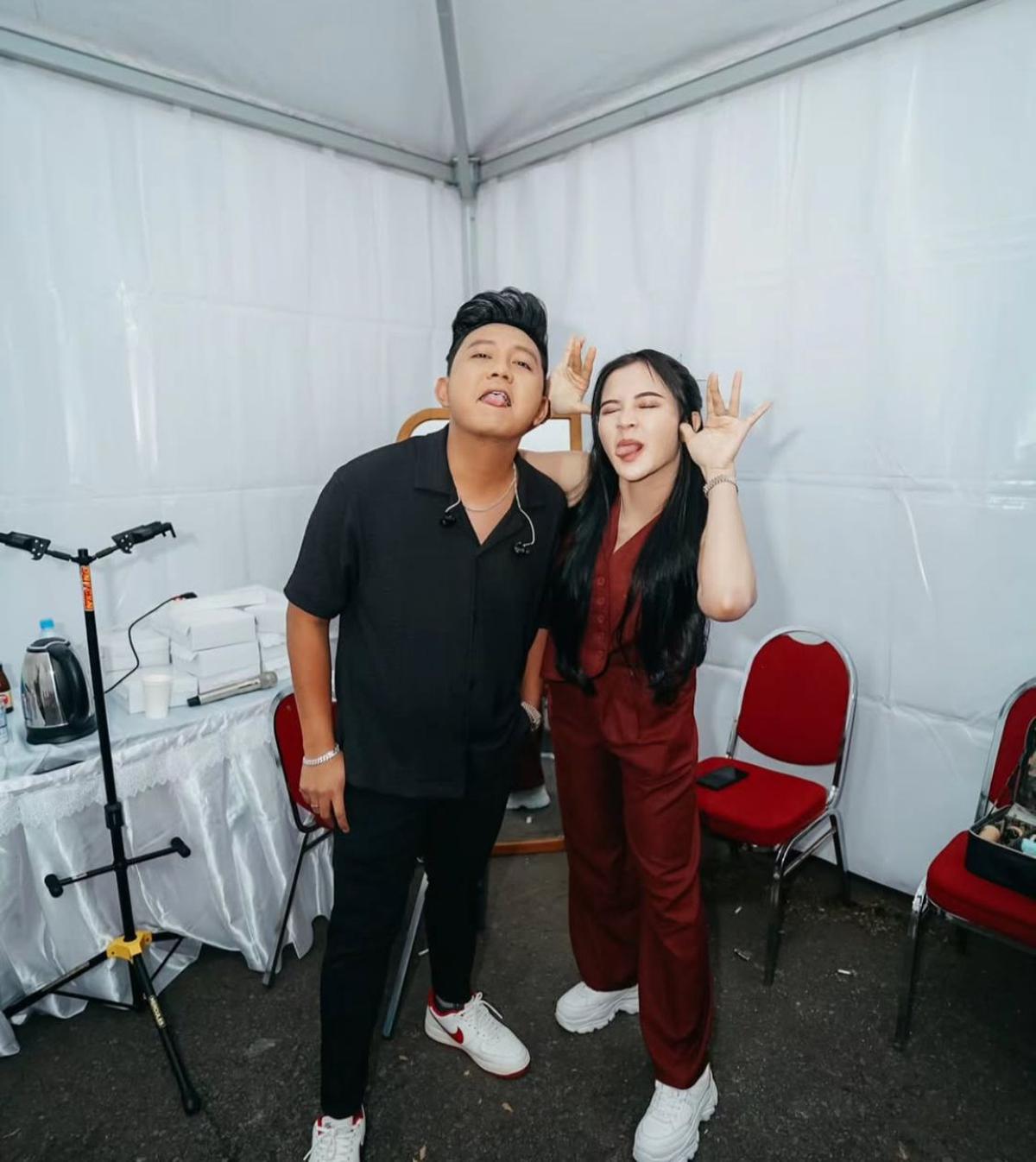 7 Potret Bella Bonita Temani Denny Caknan di Backstage, Bukti Kesetiaan yang Romantis