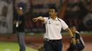 Pelatih Mitra Kukar, Jafri Sastra (2kanan) memberikan Instruksi kepada para pemainnya Pada laga Piala Jenderal Sudirman grup D di Stadion Manahan, Solo, Sabtu (12/12/2015). (Bola.com/Nicklas Hanoatubun)