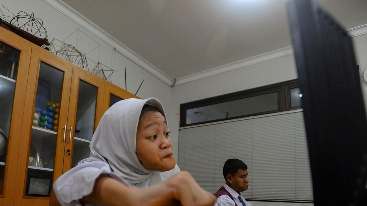 Di tengah perkembangan teknologi yang semakin pesat, siswa YPAC setingkat SMP/SMA di Jakarta dibekali pendidikan era digital. Foto: merdeka.com / Arie Basuki<br>