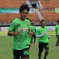 Rishadi Fauzi belum tahu apakah bertahan di Persebaya Surabaya atau tidak. (Liputan6.com/Dimas Angga P)