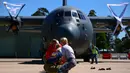 Para anggota Royal Australian Air Force menarik sebuah pesawat Hercules C-130J saat mengikuti lomba ketangkasan di Pangkalan Udara Richmond, Sydney (24/11). Lomba ini sebagai kegiatan melatih ketangkasan sekaligus kebersamaan. (REUTERS/David Gray)