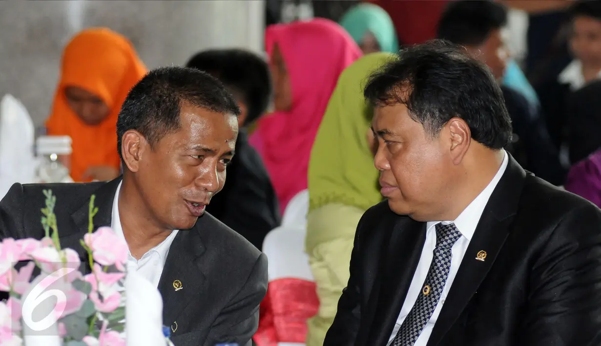 Saldi Isra (kiri) berbincang dengan Ketua Mahkamah Konstitusi, Arief Hidayat saat penyambutan di Jakarta, Selasa (11/4). Saldi Isra menjadi Hakim MK menggantikan Patrialis Akbar yang tersandung kasus dugaan penyuapan. (Liputan6.com/Helmi Fithriansyah)