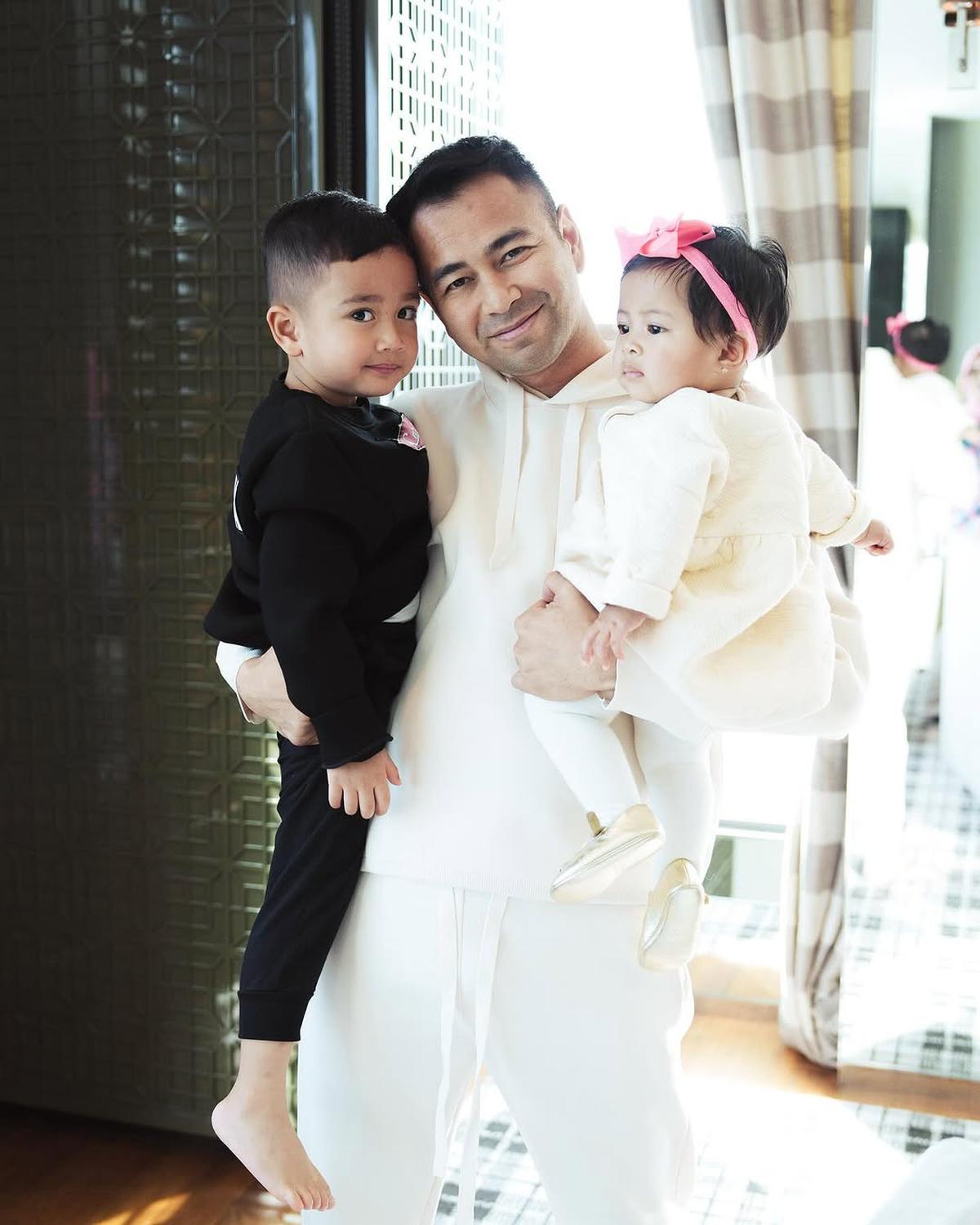 Potret Raffi Ahmad Gendong Rayyanza dan Lily Bersamaan, Terlihat Penuh Kasih Sayang