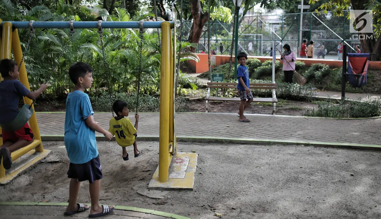 Anak-anak bermain ayunan di RPTRA Taman Kenanga, Jakarta, Selasa (28/9). Pemerintah Provinsi DKI Jakarta menargetkan pada tahun ini akan membangun 16 Ruang Publik Terpadu Ramah Anak (RPTRA). (Liputan6.com/Faizal Fanani)
