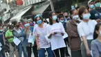 Orang-orang antre untuk menjalani tes COVID-19 di Provinsi Samut Sakhon, Thailand, pada 22 Desember 2020. Jumlah kasus COVID-19 di Thailand terus meningkat pada Selasa (22/12), dengan laporan kenaikan 427 kasus dibandingkan hari sebelumnya. (Xinhua/Rachen Sageamsak)