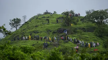 Tim penyelamat mendaki gunung saat berjalan menuju lokasi longsor di distrik Raigad, negara bagian Maharashtra barat, India, Kamis, 20 Juli 2023. (AP Photo/Rafiq Maqbool)