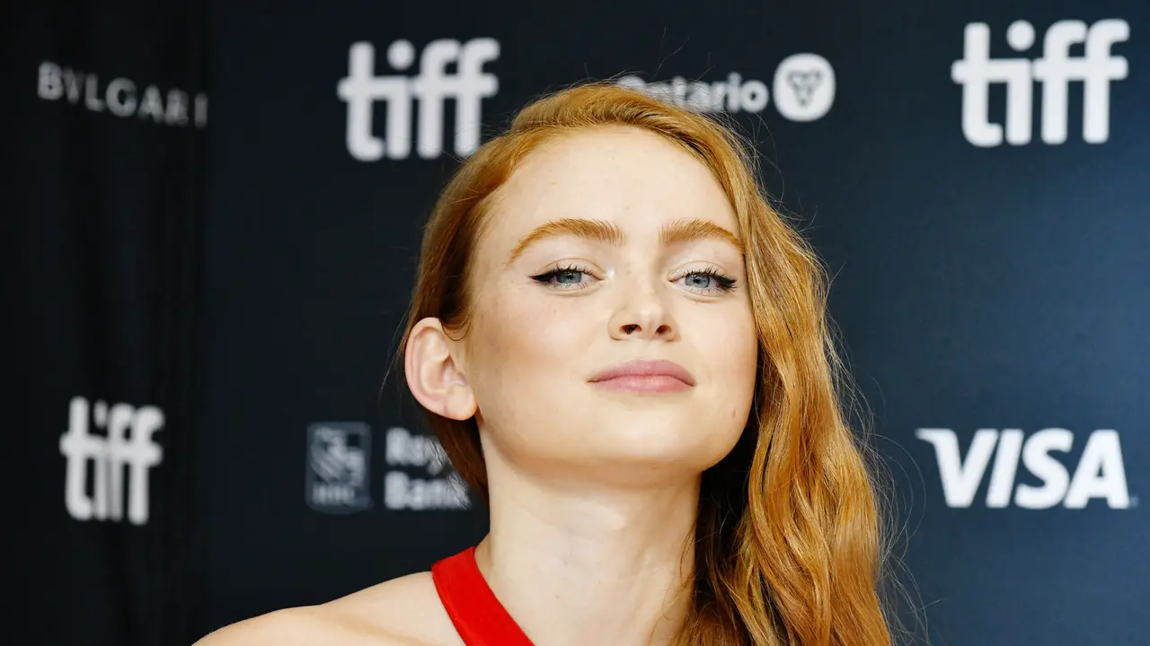 Sadie Sink Tampil Memukau dalam Balutan Gaun Merah Seksi di TIFF 2022