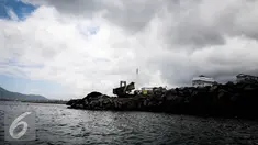 Truk menurunkan pasir di tepi pantai kawasan Boulevard on Bussines (BoB) di Manado, Sulawesi Utara, (31/3). Proyek reklamasi pantai boulevard seluas 76 hektar untuk pembangunan kawasan bisnis dan komersil sejak tahun 90-an. (Liputan6.com/Faizal Fanani)