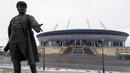 Sebuah patung pemimpin Bolshevik Sergei Kirov berdiri di depan stadion sepak bola, yang sedang dibangun di Krestovsky yang akan menjadi tuan rumah untuk beberapa pertandingan di St.Petersburg, Rusia, (29/12/2016). (AP Photo / Dmitri Lovetsky)