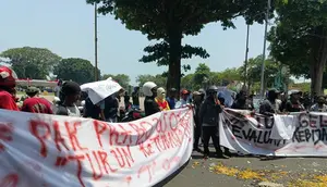 Puncak Kekecewaan, Ratusan Orang Lempar Telur ke Kantor Bupati Tuban
