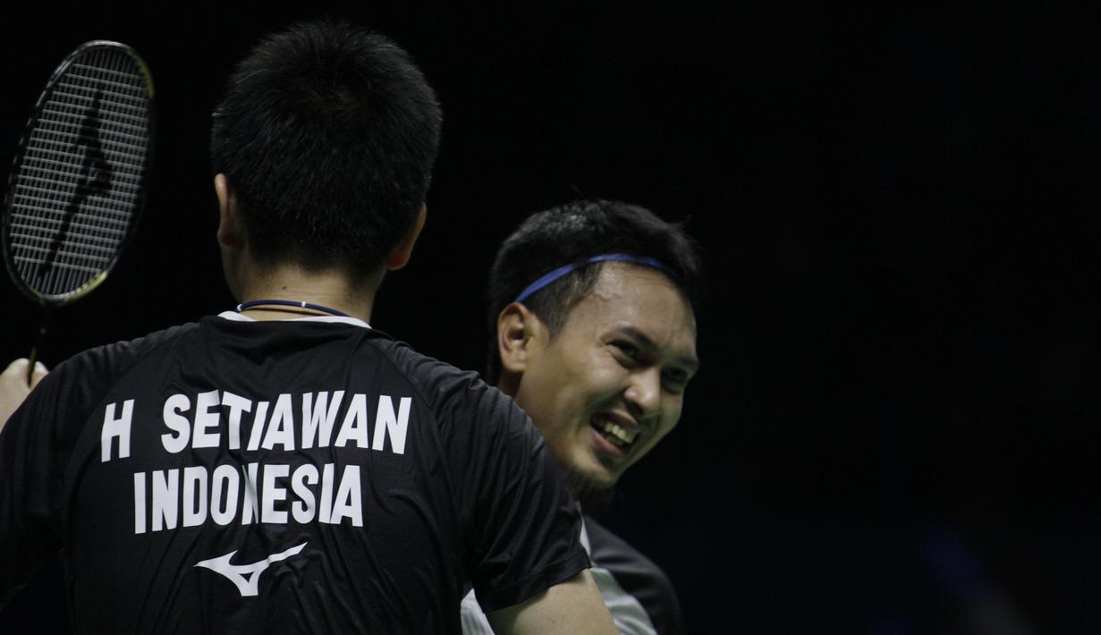 Ganda putra Indonesia, Hendra Setiawan / Mohammad Ahsan, usai mengalahkan Takuro Hoki / Yugo Kobayashi, pada Indonesia Open 2019 di Istora Senayan, Sabtu (20/7). Hendra / Ahsan menang 17-21, 21-19 dan 21-17. (Bola.com/Vitalis Yogi Trisna)