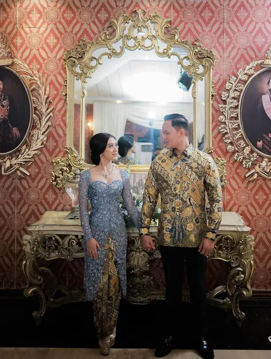 Penampilannya semakin sempurna dengan batik Wiron yang dijadikan sebagai bawahan. Batik ini serasi dengan kemeja yang dikenakan sang tunangan. Foto: Instagram.