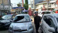 Kondisi mobil yang terparkir di mall Cirebon usai kejatuhan salah seoran pengunjung yang diduga nekat melompat dari lantai dua. Foto (Liputan6.com / Panji Prayitno)