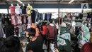 Pengunjung memilih pakaian di Skybridge Pasar Tanah Abang, Jakarta, Rabu (28/4/2021). Pedagang mengaku penjualan meningkat hingga 50 persen dibandingkan bulan sebelumnya. (merdeka.com/Iqbal S. Nugroho)