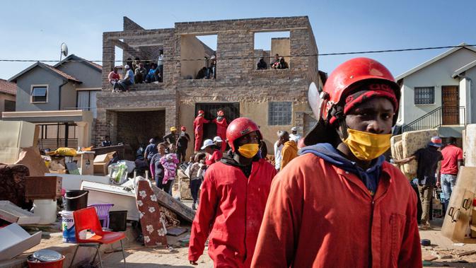 Staf perusahaan jasa pindahan Red Ants terlihat di lokasi kerja, Johannesburg, Afrika Selatan, 25 Agustus 2020. Pesanan bisnis Red Ants kembali pulih setelah Afrika Selatan melonggarkan karantina wilayah (lockdown) COVID-19 dari level tiga ke level dua pada 18 Agustus lalu. (Xinhua/Yeshiel)