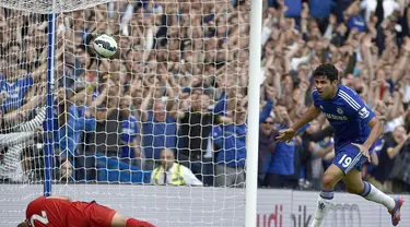 Diego Costa (kanan), mencetak gol kemenangan Chelsea atas Leicester City (2-0) di Stadion Stamford Bridge, London, (23/8/2014). (REUTERS/Toby Melville)