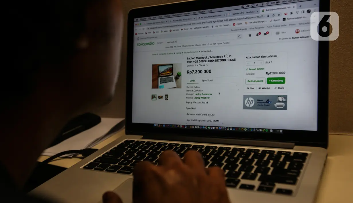 Warga mengenakan laptop mencari barang yang ingin dibeli di platform digital di Jakarta, Rabu (15/6/2022). Direktorat Jenderal Pajak (DJP) Kementerian Keuangan berencana menarik bea meterai Rp10 ribu untuk pelanggan platform digital termaksuk belanja online di e-commerce, untuk di atas pembelian Rp5 juta rupiah. (Liputan6.com/Johan Tallo)