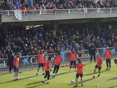 Barcelona gelar sesi latihan perdana tahun 2017 di Stadion Mini, Spanyol, Selasa (3/1/2017). Latihan perdana ini dibanjiri ribuan suporter La Blaugrana. (AFP/Lluis Gene)