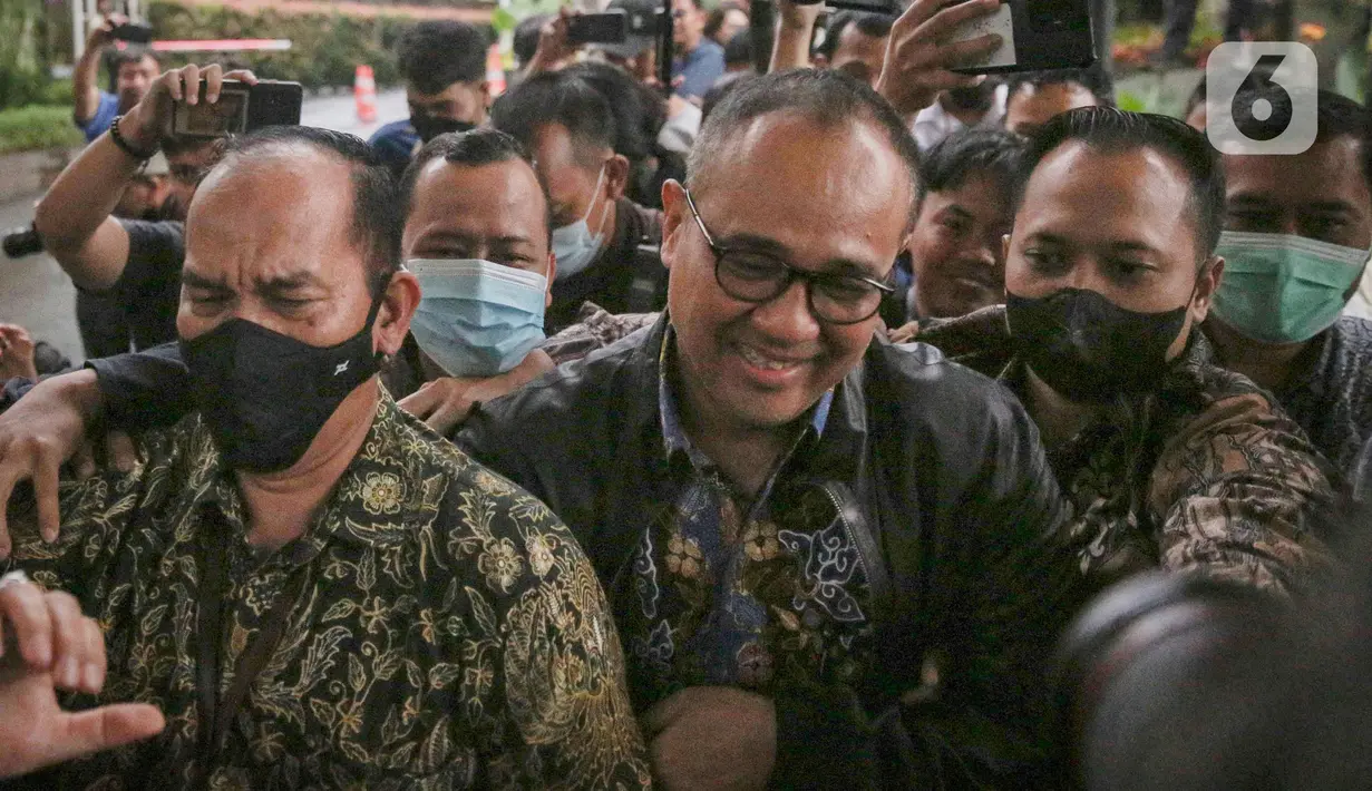<p>Mantan pejabat Ditjen Pajak Kementerian Keuangan (Kemenkeu) Rafael Alun Trisambodo yang juga ayah Mario Dandy tersenyum usai menjalani pemeriksaan di Gedung Komisi Pemberantasan Korupsi (KPK), Jakarta, Rabu (1/3/2023). Harta kekayaan Rafael pun menjadi sorotoan. Dalam data LHKPN di situs resmi KPK, ia tercatat memiliki kekayaan Rp 56,1 miliar. (Liputan6.com/Faizal Fanani)</p>