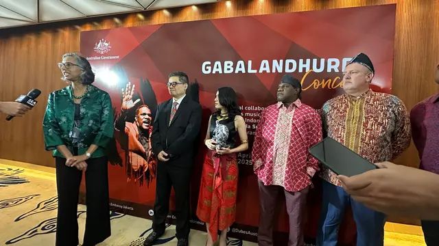 Konser musik kolaborasi antara musisi penduduk asli Australia Ngulmiya Nundhirribala dengan musisi Indonesia Ananda Sukarlan dan Mariska Setiawan di Soehanna Hall, Jakarta, Rabu (30/4/2025). (Liputan6.com/Benedikta Miranti)