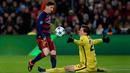 Penyerang Barcelona, Lionel Messi (kiri) berusaha melewati kiper AS Roma, Wojciech Szczesny pada  laga Grup E Liga Champions di Camp Nou, Spanyol, Rabu (25/11). Barcelona menang telak atas AS Roma dengan skor 6-1. (AFP PHOTO/JOSEP LAGO)