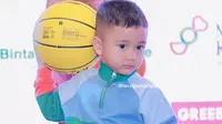Pesona Rayyanza saat Main Bola Basket yang Bikin Netizen Kagum