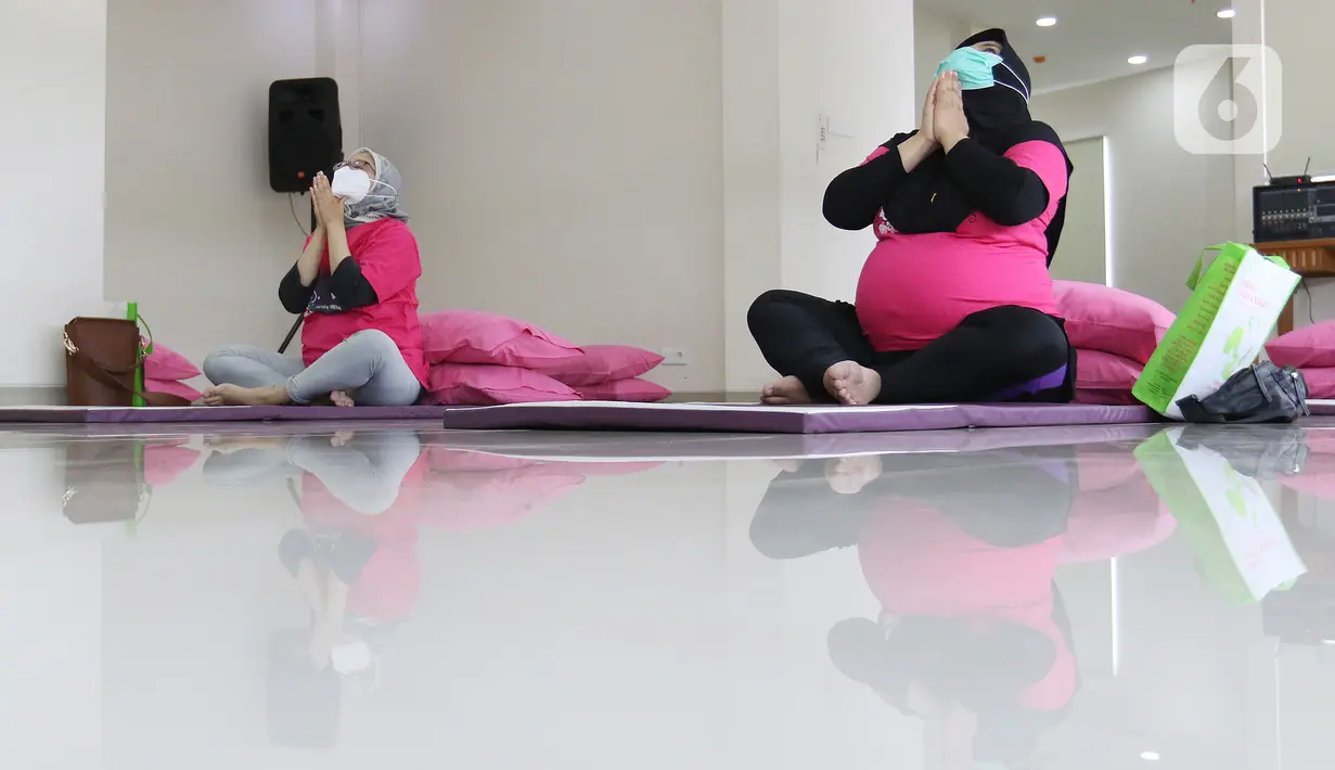 Sejumlah ibu hamil yang mengenakan masker mengikuti senam hamil di Rumah Sakit Ibu dan Anak Tambak, Jakarta, Sabtu (10/04/2021). Senam untuk ibu hamil mulai dilaksanakan secara offline setelah para petugas medis menerima vaksinasi Covid-19. (Liputan6.com/Herman Zakharia)