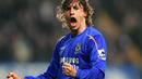 Alhasil ia dipinjamkan ke AC Milan dan Inter Milan rentan waktu 2004-2008. Bersama Chelsea, Crespo menjuarai Premier League 2005/06 dengan mencetak 20 gol sejak awal kedatangannya. (AFP/Patrick Hertzog)