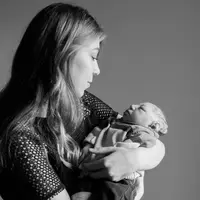 Aiden dalam pelukan ibu | dok. facebook.com/JenniferRyalsPhotography