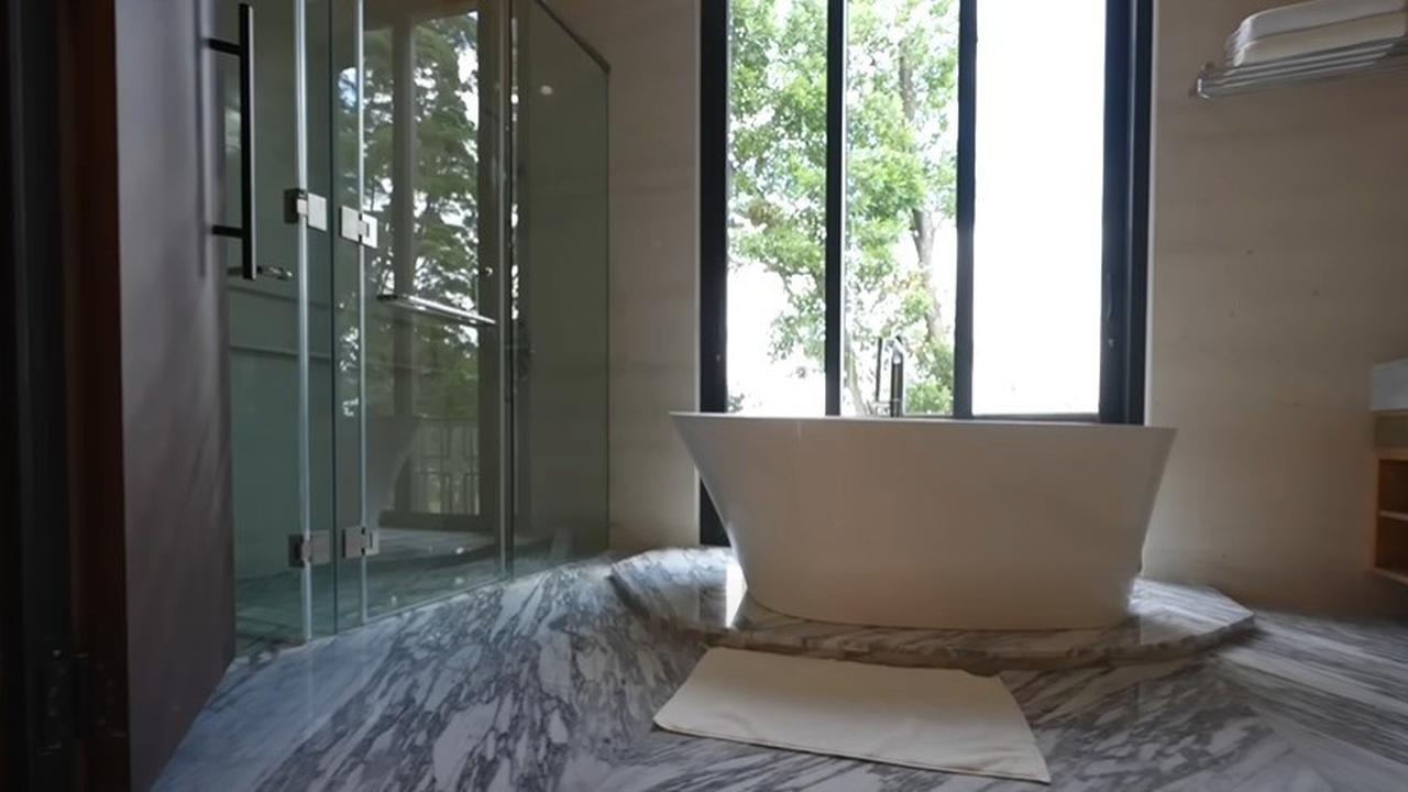 10 Potret Kamar Mandi Luna Maya Mewah dan Luas, Mahal Sekelas Hotel Bintang 5