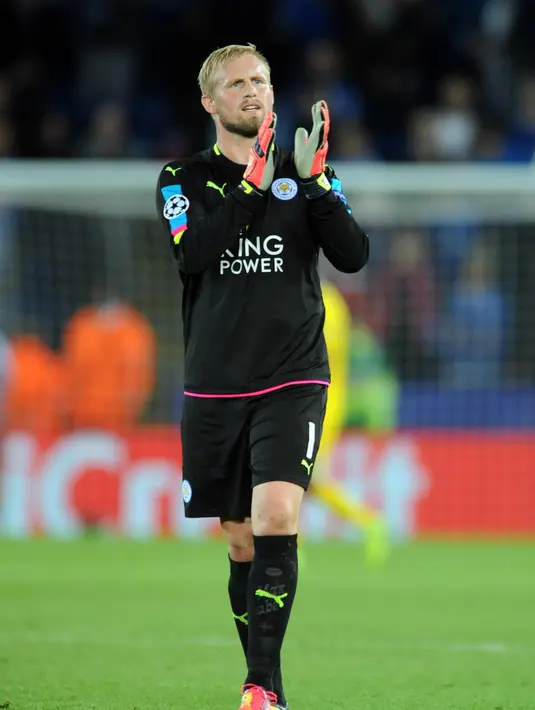 Kiper Leicester City, Kasper Schmeichel memberikan salam kepada fans usai melawan FC Porto pada lanjutan liga Champions grup G di Stadion King Power, Leicester, Rabu (28/9/2016) dini hari WIB. Leicester menang 1-0. (AP Photo/Rui Vieira)