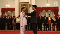 Presiden Joko Widodo (Jokowi) menyematkan lencana saat melantik Laksamana Madya TNI Siwi Sukma Adji sebagai KSAL di Istana Negara, Jakarta, Rabu (23/5). Siwi menggantikan Laksamana TNI Ade Supandi, yang memasuki masa pensiun. (Liputan6.com/Angga Yuniar)