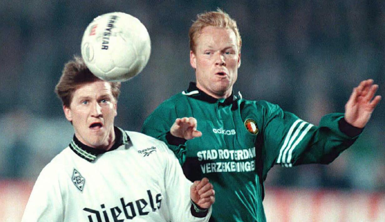 Ronald Koeman (196 gol) - Pemain asal Belanda ini pernah bermain untuk Barcelona, Ajax, Feyenoord. Selama kariernya di dunia sepak bola, Koeman telah mengkoleksi 196 gol dari total 566 laga di semua klub yang pernah dibelanya. (AFP/Oudenaarden/Kluiter)