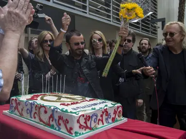 Drummer The Beatles, Ringo Starr memberi salam kepada para penggemar saat merayakan ulang tahunnya yang ke-75 di Los Angeles, California, Selasa (7/7/2015). Acara perayaan ulang tahun tersebut bertema Peace & Love. (REUTERS/Mario Anzuoni)