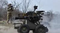 Seorang prajurit Ukraina mengoperasikan perangkat nirawak darat baru di tempat latihan militer di wilayah Zaporizhzhia. (Andriy Andriyenko/AP)