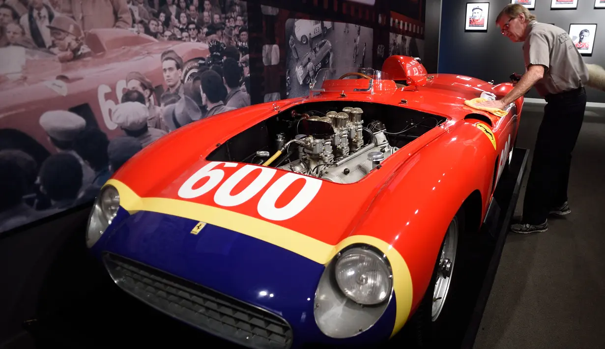 Mobil Ferrari 290 MM dipamerkan di rumah lelang Sotheby, New York, (9/12). Kabarnya mobil ini telah laku sekitar Rp390 miliar. (AFP PHOTO/DON Emmert)