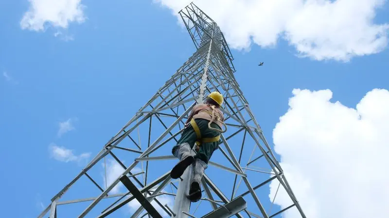 PLN membangun saluran Udara Tegangan Tinggi (SUTT) 70 kilovolt (kV) sepanjang 180,9 kilometer sirkuit (kms) di Pulau Buru, Maluku. (Dok PLN)