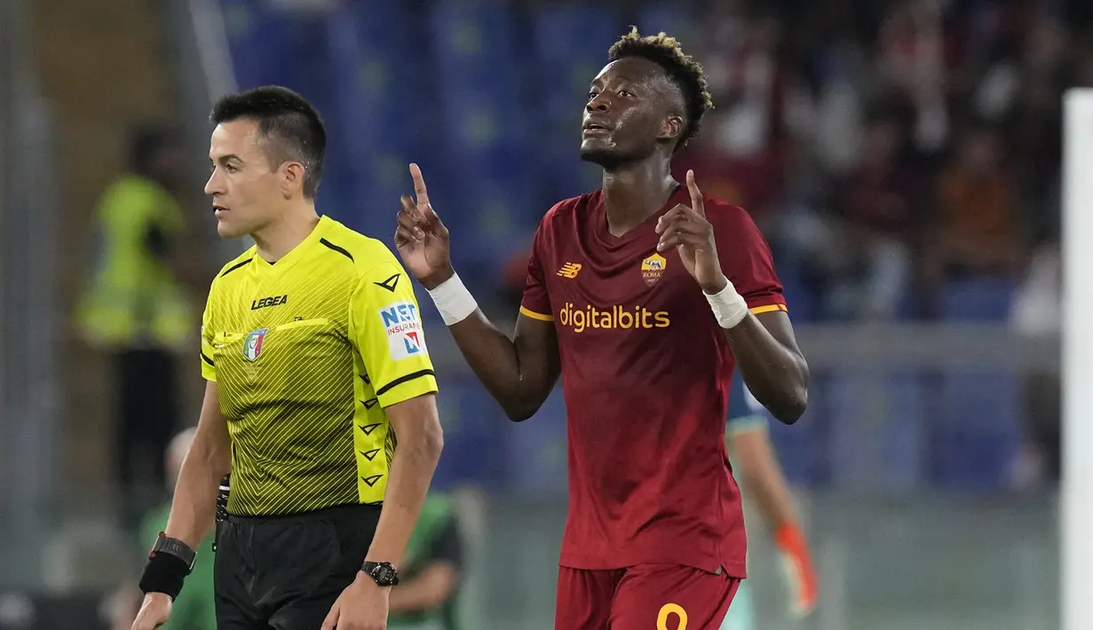 Tammy Abraham. Striker berusia 24 tahun ini baru awal musim 2021/2022 ini menjadi bagian AS Roma setelah dilepas Chelsea. Sebelumnya ia sempat dipinjamkan ke beberapa klub di Liga Inggris. Bersama Giallorossi telah bermain dalam 10 laga dengan raihan 4 gol dan 3 assist. (AP/Gregorio Borgia)