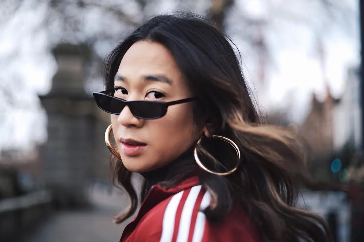 [Bintang] Cantik Maksimal Seperti Cewek Milenials, Jovi Adhiguna Tampil Modern dengan Outfit Monokrom
