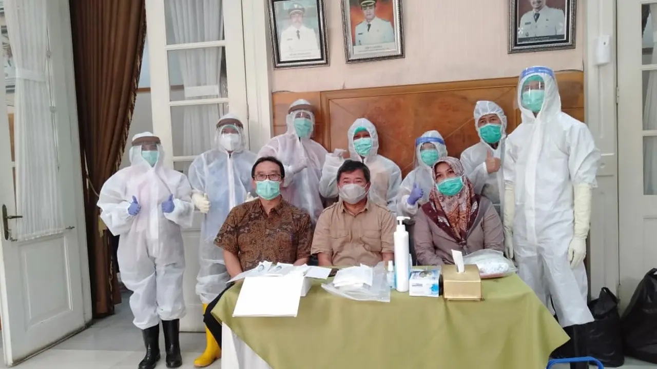 Bupati Garut Rudy Gunawan, dan petugas Dinas Kesehatan sebelum melakukan test swab di Pendopo, Garut, Jawa Barat.